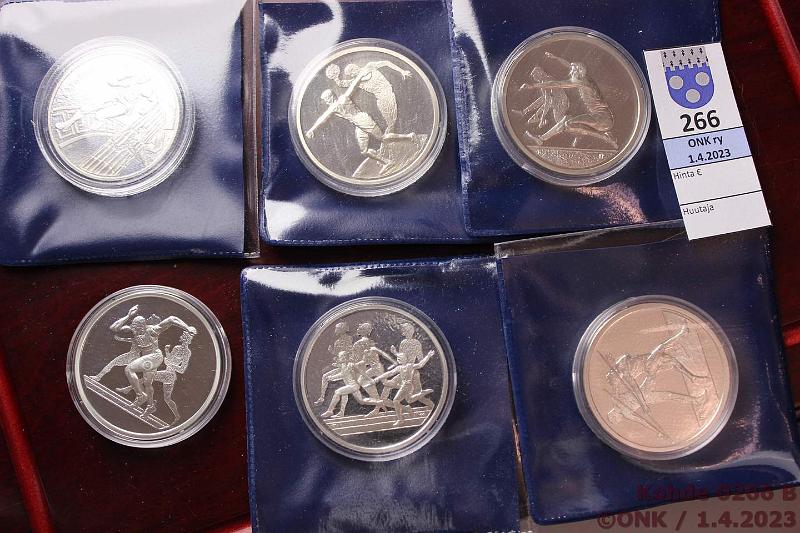 k-0266-b.jpg - Kohde 266 (kuva 2/2), lhthinta: 90 € / myyntihinta: 115 € Kreikka 10 € (6) 2004 Ag, Proof, 6 x 36g/925. Ateenan Olympialaiset: viesti- ja pikajuoksu, keihs, kiekko, pituushyppy, juoksu. Puulaatikko, kot, kaps, kunto: 10