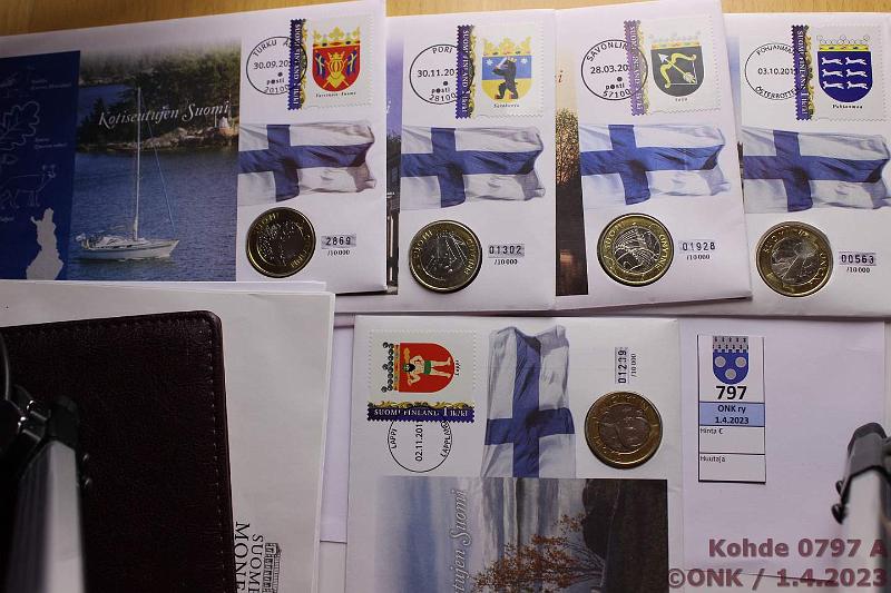 k-0797-a.jpg - Kohde 797 (kuva 1/2), lhthinta: 50 € / myyntihinta: 50 € 1 mk - 5 € kokoelma (10) 1993-2011 Monetan Kotiseutujeni Suomi -rahakirjekokoelma, kansio, 1mk ja 9 x 5€ maakuntarahat+tod, kunto: 9