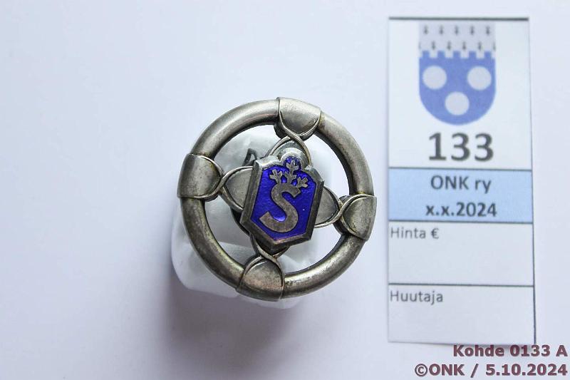 k-0133-a.jpg - Kohde 133 (kuva 1/2), lhthinta: 40 € / myyntihinta: 48 € Sk 1. lk hiihtomerkki ex-HNY 2001, kunto: 8