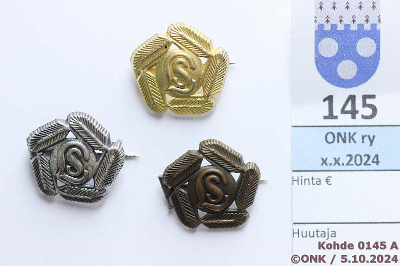 k-0145-a.jpg - Kohde 145 (kuva 1/2), lhthinta: 15 € / myyntihinta: 27 € LS hiihto- ja kvelymerkit (3) 1. lk, kullattu, Ag 813H, M6=1941, n:o 10742. 2. lk, Ag 813H, M6=1941, n:o 15643. 3. lk, Cu, n:o 3420, kunto: 8