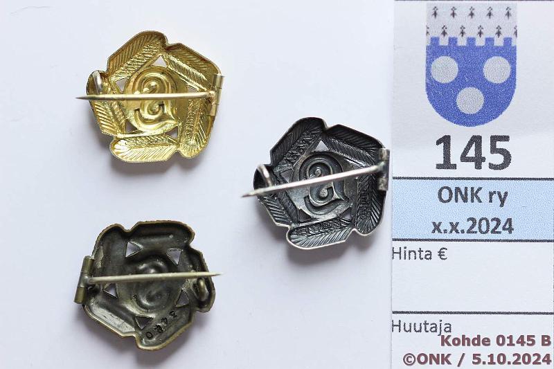 k-0145-b.jpg - Kohde 145 (kuva 2/2), lhthinta: 15 € / myyntihinta: 27 € LS hiihto- ja kvelymerkit (3) 1. lk, kullattu, Ag 813H, M6=1941, n:o 10742. 2. lk, Ag 813H, M6=1941, n:o 15643. 3. lk, Cu, n:o 3420, kunto: 8