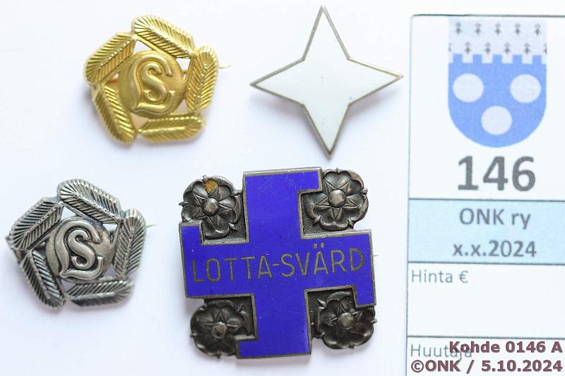 k-0146-a.jpg - Kohde 146 (kuva 1/3), lhthinta: 85 € / myyntihinta: 90 € LS (4) Lottaneula, Ag 813, X5(?)=1927, n:o 20715; Yleiskurssimerkki, Ag 813, n:o 14256; Hiihto- ja kvelymerkki 1. lk Au n. 1,4g/750, U5=1925, n:o 16, 2. lk, Ag 813, K6=1939, n:o 13250, kunto: 8