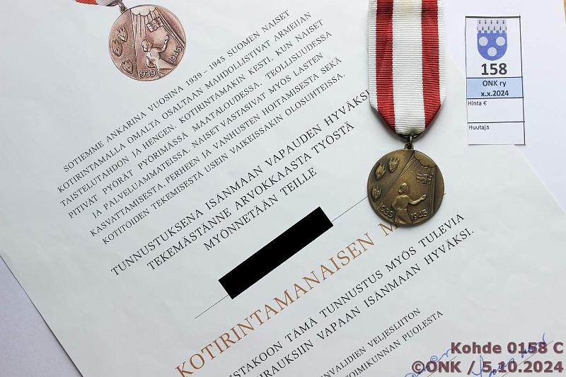 k-0158-c.jpg - Kohde 158 (kuva 3/3), lhthinta: 15 € / ei tarjouksia Kotirintamanaisten mitali Myntkirja, nauhassa vrjym, kunto: 10