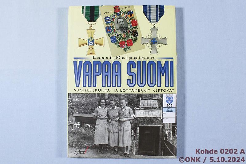 k-0202-a.jpg - Kohde 202 (kuva 1/3), lhthinta: 8 € / myyntihinta: 21 € Kaipiainen, Lassi Vapaa Suomi - Suojeluskunta- ja Lottamerkit kertovat (1995), hieman lkmj + joitain lehtileikkeit, kunto: 8