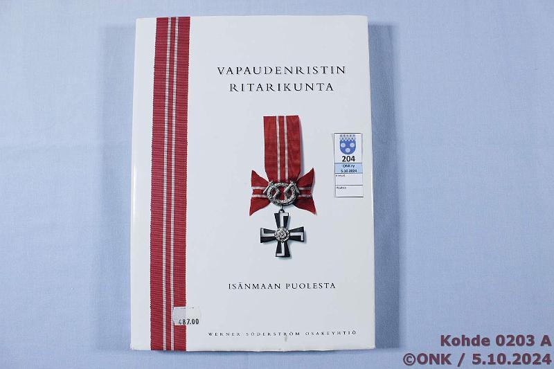 k-0203-a.jpg - Kohde 203 (kuva 1/3), lhthinta: 8 € / myyntihinta: 8 € Vapaudenristin Ritarikunta - Isnmaan puolesta (1997) + joitain lehtileikkeit, kunto: 9