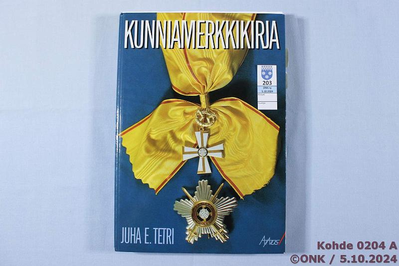 k-0204-a.jpg - Kohde 204 (kuva 1/4), lhthinta: 8 € / myyntihinta: 10 € Tetri, Juha E Kunniamerkkikirja (1994), lkmj + useita lehtileikkeit, kunto: 8