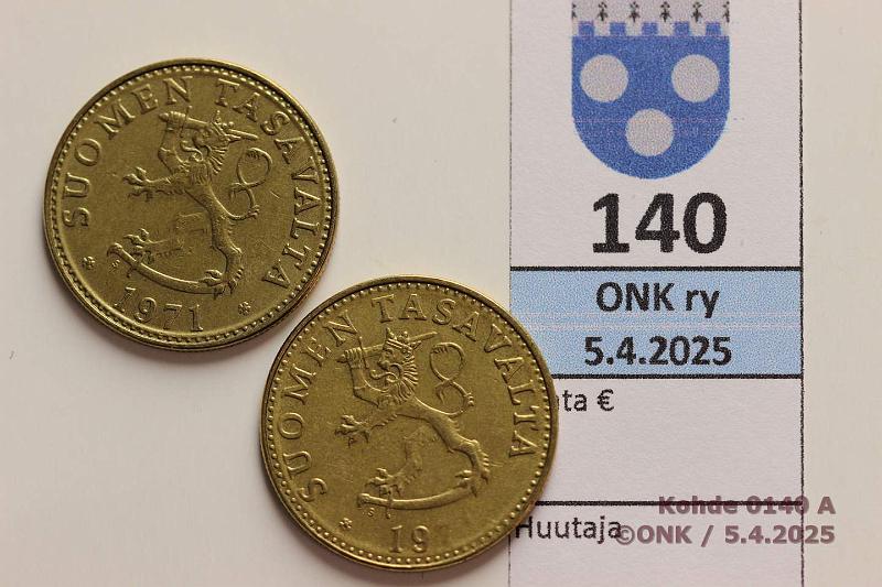 k-0140-a.jpg - Kohde 140 (kuva 1/2), lhthinta: 4 € 50 p 1971 Vuosiluvun 71 numerot nkyvt vaivoin, muuten normaali meisti. Verrokkina 1971 kaksoisrenkain, kunto: 6