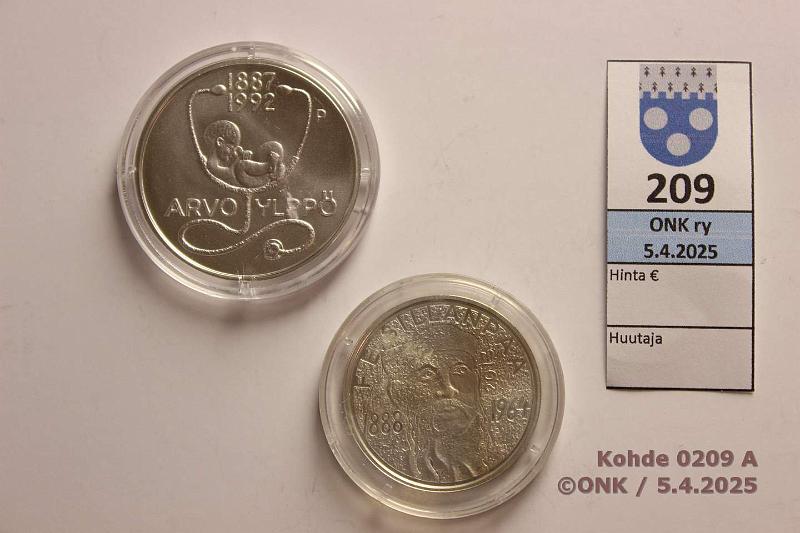 k-0209-a.jpg - Kohde 209 (kuva 1/2), lhthinta: 26 € 10 € (2) 2012, -13 Ag, BU, Ylpp -12 & Sillanp -13 (patinaa), kapselit, kunto: 9