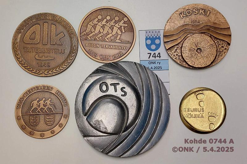 k-0744-a.jpg - Kohde 744 (kuva 1/2), lhthinta: 5 € Mitalier (6) Oulun Luistelukerho 1949; Tervahiihto/OHS 1889-1902; Finlandia-hiihto 1982/MK81; Yl-Keiteleen hiihto 1984; Keuruuhlkk 1976; Obbnsin Tennisseura 1970-71, kunto: 7-9