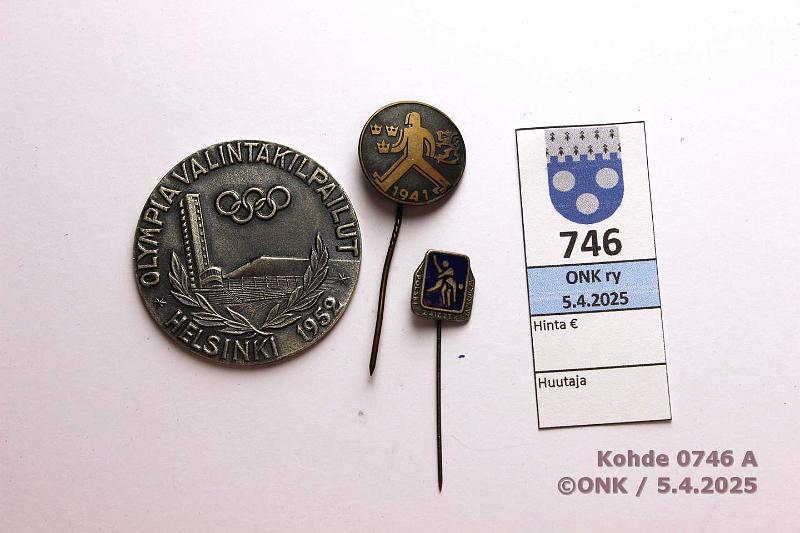 k-0746-a.jpg - Kohde 746, lhthinta: 10 € Mitali + pinssit Harvinaisempi Olympiavalintakilpailut Helsinki 1952 -mitali (mynnettiin valintakilpailuihin osallistuneille urheilijoille); Rintaleulat Kvelymarssi 1941 ja Polska ZWATA -painipinssi, kunto: 8-9