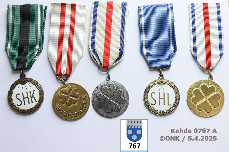 k-0767-a.jpg - Kohde 767 (kuva 1/2), lhthinta: 60 € Sosiaali ja Terveysturvan Keskusliitto (5) Suomen Huoltotyntekijin Liitto kultainen ansiomerkki, kullattu, Ag 813H, U6=1949, valkea emali, nimikaiv; Sosiaalihuollon Keskusliitto pronssinen amr (m.53); Sosiaaliturvan Keskusliitto kultainen amr 30v, kullattu, Ag 925, L8=1988, nimikaiv. 6.10.1988 + hopeinen amr 20v, Ag 830, D8=1981, nimikaiv. 22.9.81; Benevolentia-mitali 10v, tompakki, nimikaiv. 21.1.80., kunto: 7-9