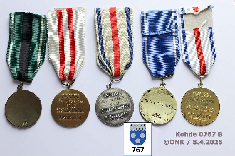 k-0767-b.jpg - Kohde 767 (kuva 2/2), lhthinta: 60 € Sosiaali ja Terveysturvan Keskusliitto (5) Suomen Huoltotyntekijin Liitto kultainen ansiomerkki, kullattu, Ag 813H, U6=1949, valkea emali, nimikaiv; Sosiaalihuollon Keskusliitto pronssinen amr (m.53); Sosiaaliturvan Keskusliitto kultainen amr 30v, kullattu, Ag 925, L8=1988, nimikaiv. 6.10.1988 + hopeinen amr 20v, Ag 830, D8=1981, nimikaiv. 22.9.81; Benevolentia-mitali 10v, tompakki, nimikaiv. 21.1.80., kunto: 7-9