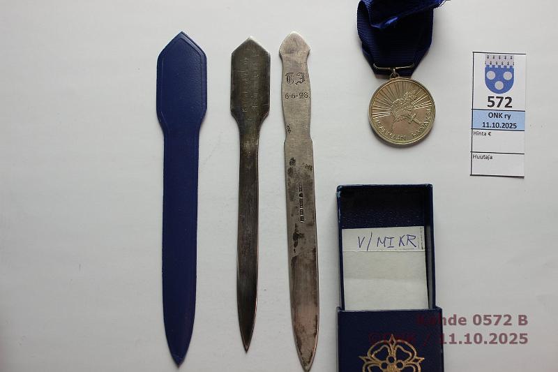 k-0572-b.jpg - Kohde 572 (kuva 2/2), lhthinta: 150 € / myyntihinta: 150 € Suojeluskunta + muuta Hopeinen paperiveitsi, jossa suojeluskunnan logo, Suomi-vaakuna ja hakaristi, leimat KKo/y, kruunu, 813H, linna?, V5. Nimikirjainkaiverrus 6.6.28. Paperiveitsi Kultakeskus Oy Hmeenlinna -kaiverruksella ja leijonalogolla. Valkoisen Ruusun ritarikunnan 1. luokan mitali nauhalla kotelossa, Ag 830 leimat, kunto: 7-9