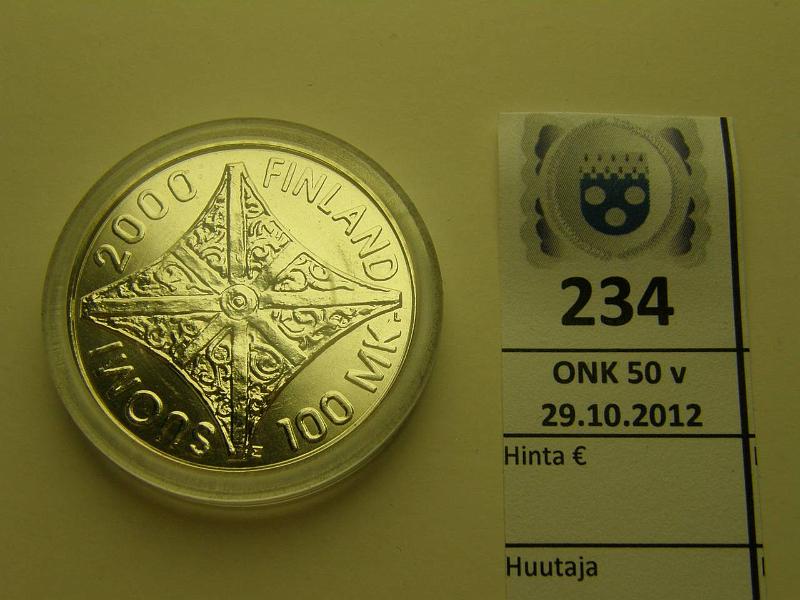 k-0234-a.jpg - Kohde 234, lhthinta: 65 € 100 mk 2000 Ag, Riemuvuosi, kapseli, kunto: 10