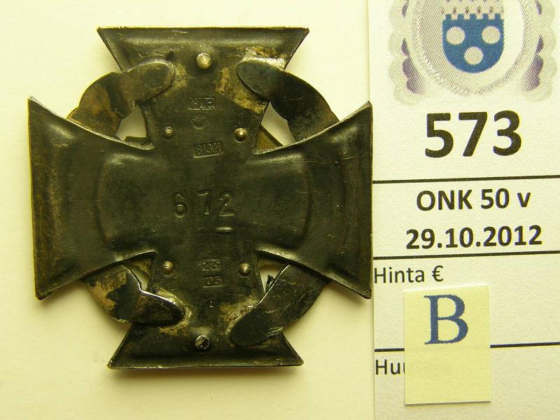 k-0573-b.jpg - Kohde 573 (kuva 2/2), lhthinta: 830 € Ag, Jkrikunniamerkki Jkripataljoona 27:n veteraaneille. N:o 672. Leimat: 813H, WP, -A-, 05. Kntp. kiinnityspiikit poikki. Harv., kunto: 7