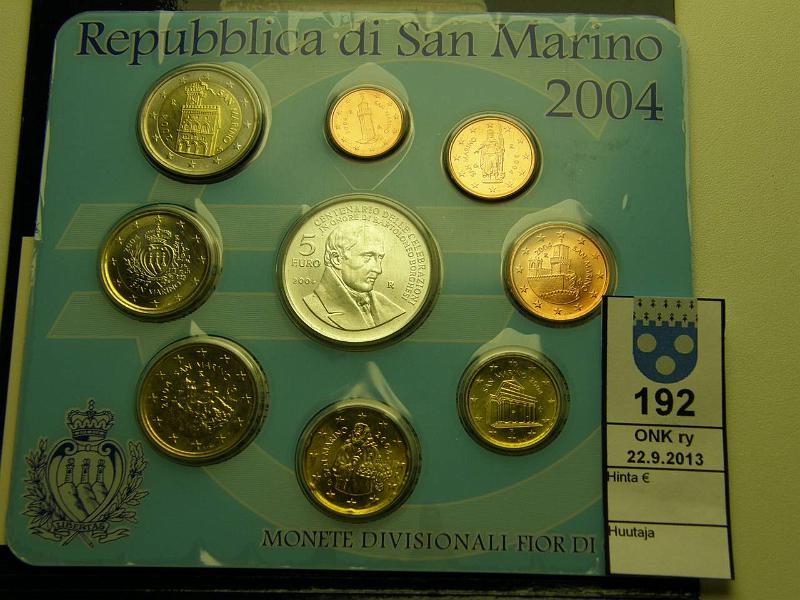 k-0192-a.jpg - Kohde 192, lhthinta: 40 € / myyntihinta: 46 € San Marino 2004 BU 1s-2€ + 5€ hopeaa kansiossa, kunto: 9