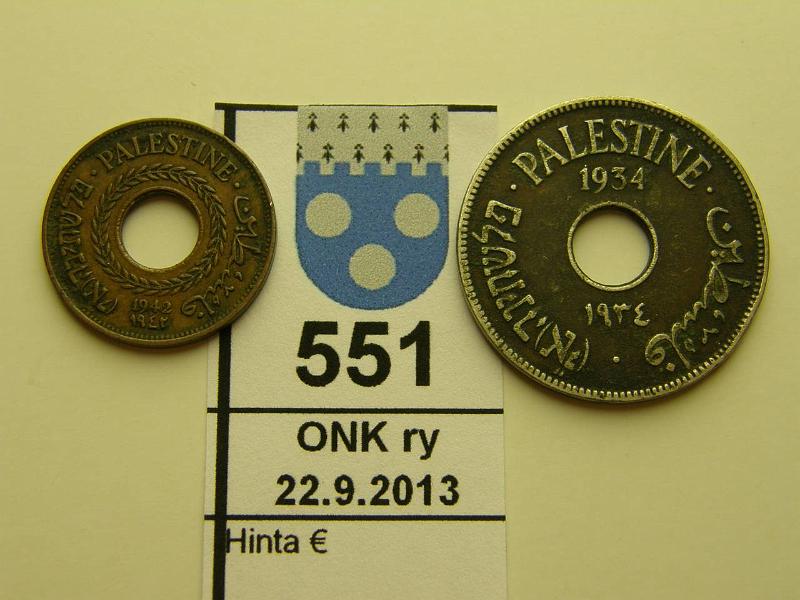 k-0551-a.jpg - Kohde 551, lhthinta: 10 € / myyntihinta: 10 € Palestiina 5+10 mills 1934, 1942 KM#3a; 4 5 mills 1942 Br, 10 mills 1934 CuNi, kunto: 4