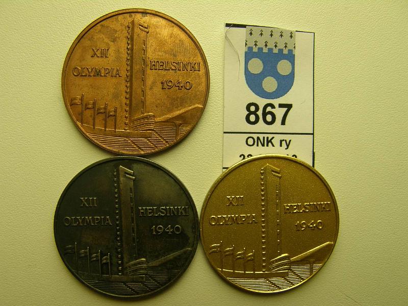 k-0867-a.jpg - Kohde 867, lhthinta: 100 € / myyntihinta: 115 € Olympia Helsinki 1940 (3) Kolme v.1940 Suomeen aiottujen Olympiakisojen muistomitalia. Tompakkia, pronssivri/hopeoitu/kullattu. Katso listietoja: http://www.urheilumuseo.fi/portals/47/helsinki2/helsinki40/mitalit40.htm, kunto: 7-8