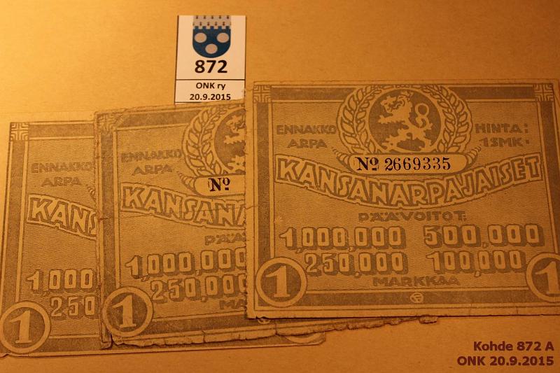 k-0872-a.jpg - Kohde 872, lhthinta: 10 € / myyntihinta: 10 € Arpalikuke (3) 15 mk Kansanarpajaiset, kolme arpaa, yksi melkein poikki, yksi taittamaton, kunto: 4-5