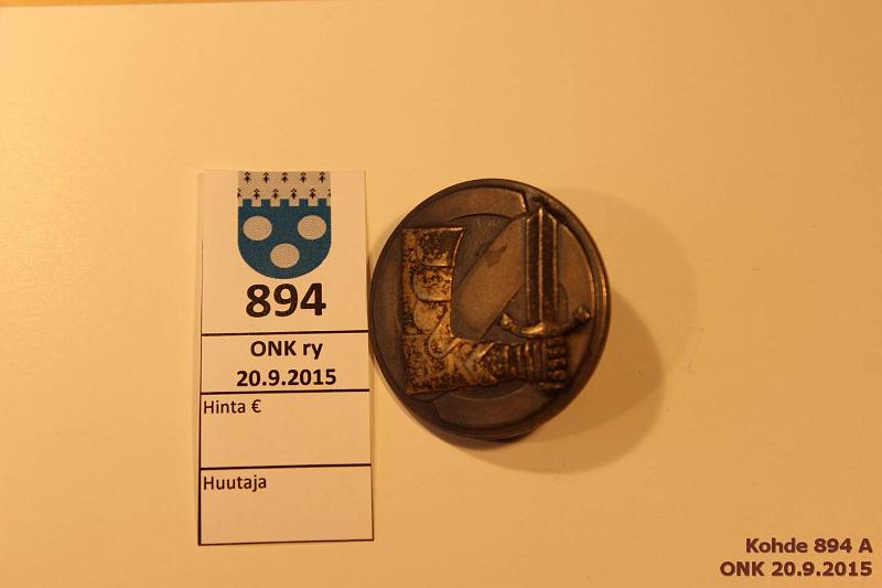 k-0894-a.jpg - Kohde 894, lhthinta: 15 € Suojeluskunta Harrastemerkki, ruuvikiinnitys. Numeroitu: 403 06, kunto: 7