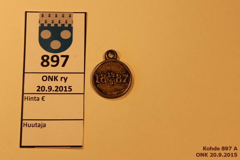 k-0897-a.jpg - Kohde 897, lhthinta: 5 € Riipus 1887 Br?, Pieni kantolenkillinen riipus jossa pivys 19.8.1887, kunto: 4