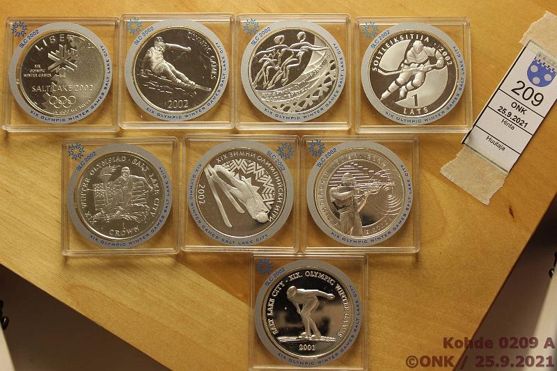 k-0209-a.jpg - Kohde 209 (kuva 1/2), lhthinta: 120 € / myyntihinta: 138 € Salt Lake City (8) 2001-02 Ag, Proof, yhteens 225,48g hopeaa, 2001 Latvia 1l, Bulgaria 10l, Ukraina 10g, Turkki 10 000 000l, Mongolia 500t, Valko-Venj 20r, Man-Saaret 1c; 2002 USA 1$. Puulaatikko, Monetan, todistukset, kunto: 10