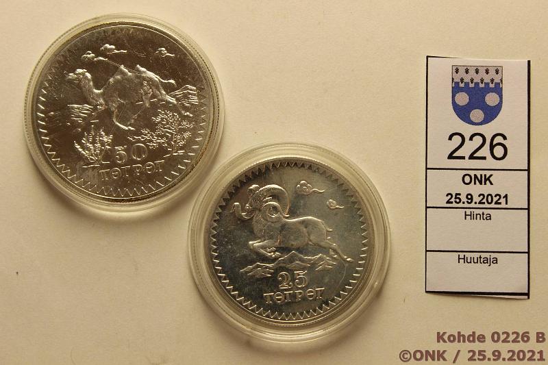 k-0226-b.jpg - Kohde 226 (kuva 2/2), lhthinta: 30 € / myyntihinta: 37 € Mongolia 25 + 50 tugrik 1976 KM#36, 37 Ag, 28,28g+35g/925, kapselit, pieni sormenjlki, kunto: 8