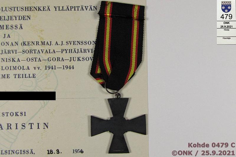 k-0479-c.jpg - Kohde 479 (kuva 3/3), lhthinta: 95 € / myyntihinta: 95 € Suomi 1956 7. divisioonan risti (Kalparisti) ja myntkirja (18.3.1956), kunto: 9