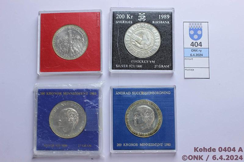 k-0404-a.jpg - Kohde 404 (kuva 1/2), lhthinta: 56 € / myyntihinta: 68 € Ruotsi 50 - 200 kr (4) 1975-89 KM#848, 860, 862, 869 Ag, 108,06g/925, 50k -75; 200k-80, -83, -89. Muovikoteloissa, osassa patinaa, kunto: 8-9