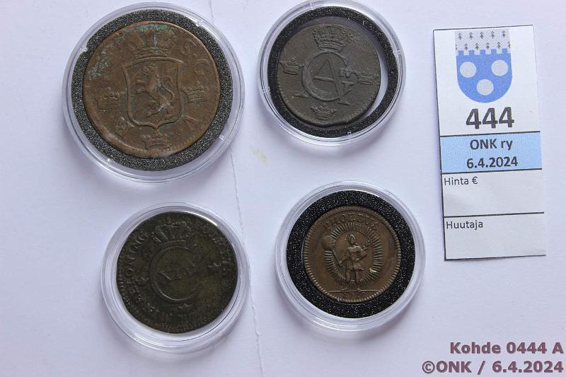 k-0444-a.jpg - Kohde 444 (kuva 1/2), lhthinta: 10 € / myyntihinta: 10 € Ruotsi (4) 1718-1829 Cu, 1 daler sm Phoebus 1718 (KM#359), 2r sm 1748, sk 1805, sk -29. Kapseleissa, kunto: 4-6