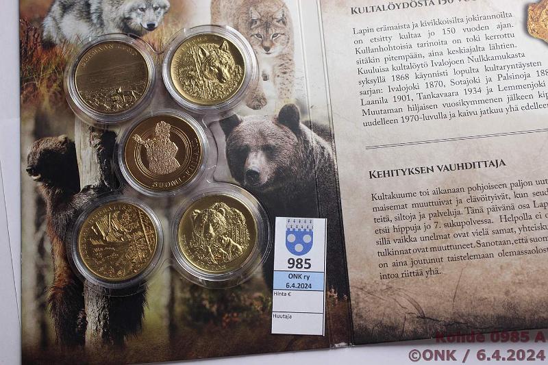 k-0985-a.jpg - Kohde 985 (kuva 1/3), lhthinta: 50 € / ei tarjouksia Mitalit kultahipuilla (9) 2018 Mess, jokaisessa hippu Lapin kultaa. Monetan Lappi - villi ermaa -sarja: Revontulet. Ahma, Luonto, Ilves, Tunturimaisema, Karhuperhe, Kultaryntys, Ermaan lumo, Susi. Pahvikotelossa, kaps, tod., kunto: 9