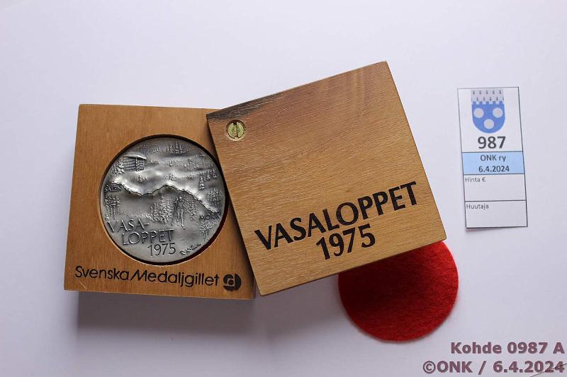 k-0987-a.jpg - Kohde 987 (kuva 1/2), lhthinta: 20 € / myyntihinta: 35 € Vasaloppet 1975 Ag, 999, punnittu paino 62,72g. Puukotelo, kunto: 9