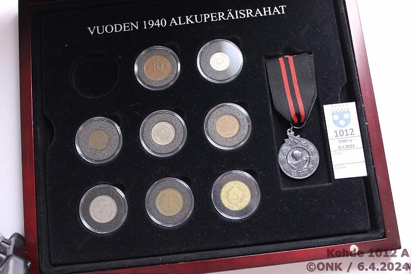 k-1012-a.jpg - Kohde 1012 (kuva 1/2), lhthinta: 15 € / myyntihinta: 15 € Vuoden 1940 alkuperisrahat 1940 Puulaatikossa kapseleissa 10p Cu; 25, 50p ja 1mk CuNi ja Cu; 5mk AlBr. Lisksi talvisodan muistomitali nauhalla, kunto: 4-7