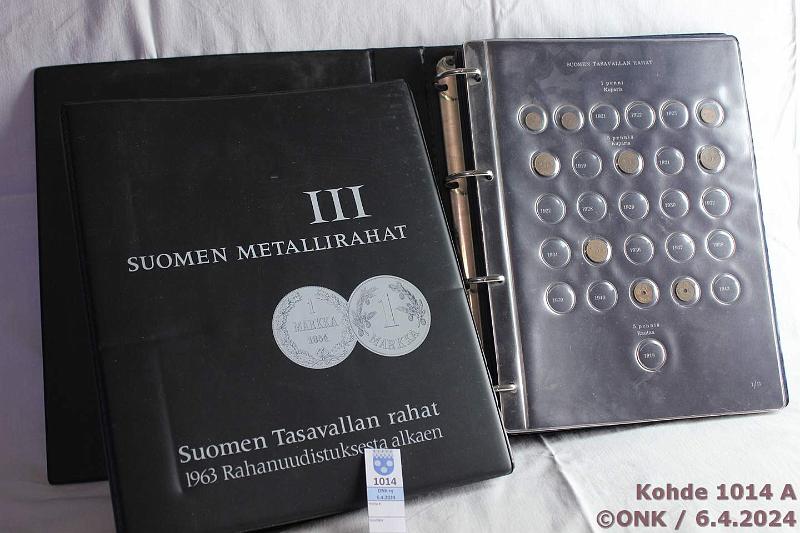 k-1014-a.jpg - Kohde 1014 (kuva 1/3), lhthinta: 20 € / myyntihinta: 26 € Suomen metallirahat II + III (127) 1919-76 Kaksi kansiota, joissa 1p 1919-24(3), 1963-76(15); 5p 1935-42(3), 1963-74(6); 10p 1919-44(9), 1963-74(8); 20p 1963-76(6); 25p 1921-45(9); 50p 1937-46(10), 1973; 1mk 1928-62(37), 1965, 1969-73(5); 5mk 1946-58(9), 1972; 10mk 1953; 20mk 1939, -54; 500mk 1952 Ag, kunto: 3-8