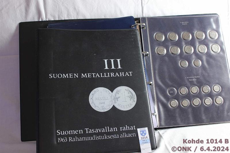 k-1014-b.jpg - Kohde 1014 (kuva 2/3), lhthinta: 20 € / myyntihinta: 26 € Suomen metallirahat II + III (127) 1919-76 Kaksi kansiota, joissa 1p 1919-24(3), 1963-76(15); 5p 1935-42(3), 1963-74(6); 10p 1919-44(9), 1963-74(8); 20p 1963-76(6); 25p 1921-45(9); 50p 1937-46(10), 1973; 1mk 1928-62(37), 1965, 1969-73(5); 5mk 1946-58(9), 1972; 10mk 1953; 20mk 1939, -54; 500mk 1952 Ag, kunto: 3-8