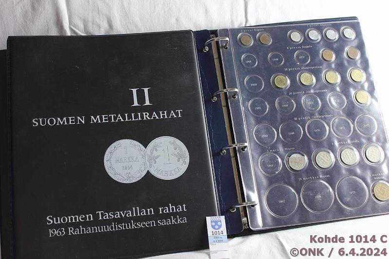 k-1014-c.jpg - Kohde 1014 (kuva 3/3), lhthinta: 20 € / myyntihinta: 26 € Suomen metallirahat II + III (127) 1919-76 Kaksi kansiota, joissa 1p 1919-24(3), 1963-76(15); 5p 1935-42(3), 1963-74(6); 10p 1919-44(9), 1963-74(8); 20p 1963-76(6); 25p 1921-45(9); 50p 1937-46(10), 1973; 1mk 1928-62(37), 1965, 1969-73(5); 5mk 1946-58(9), 1972; 10mk 1953; 20mk 1939, -54; 500mk 1952 Ag, kunto: 3-8