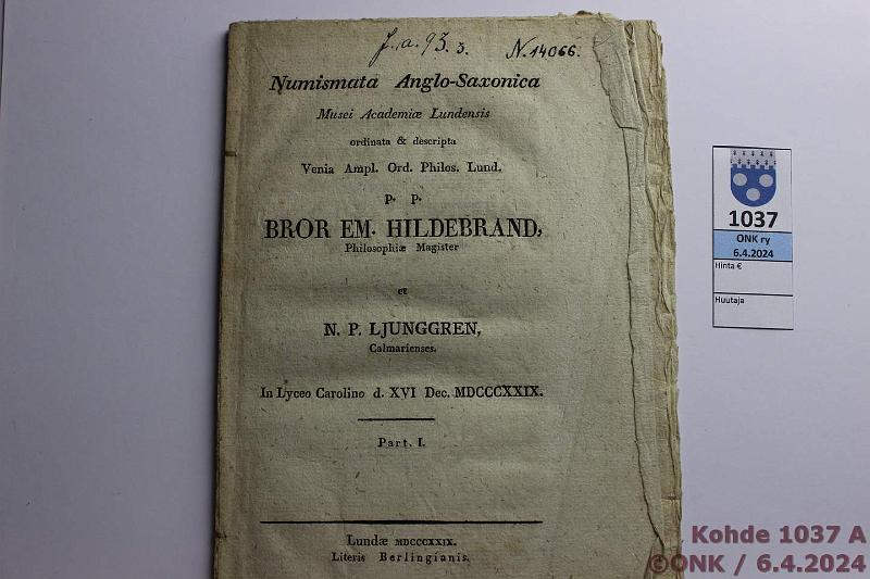 k-1037-a.jpg - Kohde 1037 (kuva 1/2), lhthinta: 10 € / myyntihinta: 10 € Kirjanen 1829 Numismata Anglo-Saxonica (=Anglosaksiset kolikot). Musei Academiae Lundensis (=Lontoon Akatemian museo) ordinata & descripta. Venia Ampl. Ord. Philos. Lund. Bror EM Hildebrand PhM et N.P Ljunggren Calmarienses. In Lyceo Carolino d. XVI Dec MDCCCXXIX (=1829). Literis Berlingianis. Latinankielinen. Mielenkiintoinen!, kunto: 5