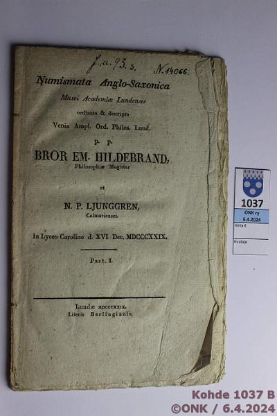 k-1037-b.jpg - Kohde 1037 (kuva 2/2), lhthinta: 10 € / myyntihinta: 10 € Kirjanen 1829 Numismata Anglo-Saxonica (=Anglosaksiset kolikot). Musei Academiae Lundensis (=Lontoon Akatemian museo) ordinata & descripta. Venia Ampl. Ord. Philos. Lund. Bror EM Hildebrand PhM et N.P Ljunggren Calmarienses. In Lyceo Carolino d. XVI Dec MDCCCXXIX (=1829). Literis Berlingianis. Latinankielinen. Mielenkiintoinen!, kunto: 5