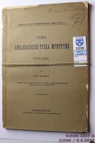 k-1039-a.jpg - Kohde 1039 (kuva 1/2), lhthinta: 10 € / myyntihinta: 10 € Kirjanen 1901 Fyra Anglosachsisk-Tyska Myntfynd i Finland. Otto Alcenius. Aktiebolag F.Tilgmanns Bok- och Stentryckeri. Sidonta pettnyt, sivut ehji ja siistej. Ruotsinkielinen, piirroskuvitus. Suom kirj seura Helsinki -leimat. Mielenkiintoinen!, kunto: 5