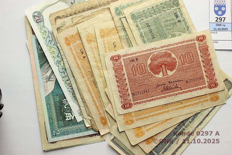 k-0297-a.jpg - Kohde 297 (kuva 1/3), l�ht�hinta: 10 &euro; / myyntihinta: 22 &euro; 5-100 mk (22+6) 1939-55 Muutama parempi kl 5: 10mk -45 LA(3), LB; 20mk -45 LB; 100mk -55. Muut pehmoja/viallisia kl 1-4: 5mk -22 LC, -39(3), -45 LA(5); 10mk -22 LA, -39, -45 LB; 50mk -45 LB(2); 100mk -39, -45 LB. Lis�ksi 4 pieniarvoista Kiinaa 80-90-l:lta + 20b Thaimaa, n�m� kl 5-9. Osakekirja As OY Iin Koulurivi, kunto: 1-5