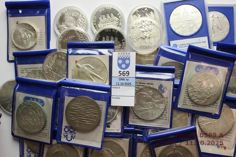 k-0569-a.jpg - Kohde 569, l�ht�hinta: 350 &euro; / myyntihinta: 620 &euro; 10-100 mk (36) 1975-92 Ag, Juhlarahat 10mk -75(2); 25mk -78(5), -79(5); 50mk -81(2), -82(2), -83(3), -85(4); 100mk -89 MM(3), -90 HY(2), Sotainv(2), -91 MM(2), �land(2), -92 Its(2). Alkuper�iset taskut/kapselit, yksi kapseli puolikas. Yht. 538,68g puhdasta hopeaa (541,2g/500, 216g/830, 96g/925), kunto: 7-9