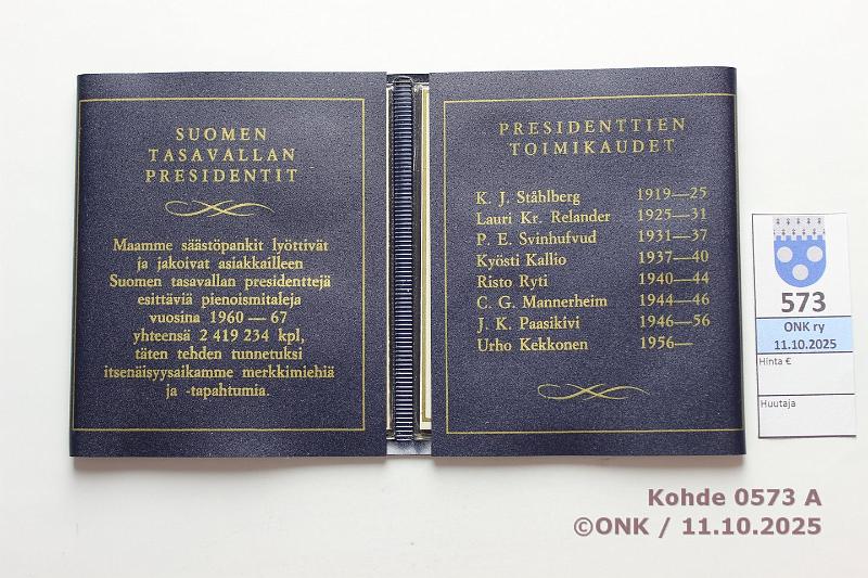 k-0573-a.jpg - Kohde 573 (kuva 1/3), l�ht�hinta: 10 &euro; / myyntihinta: 21 &euro; S��st�pankki-mitalit (8) Virheett�m�t presidenttimitalit S��st�pankin muovikansiossa selosteineen, kunto: 9