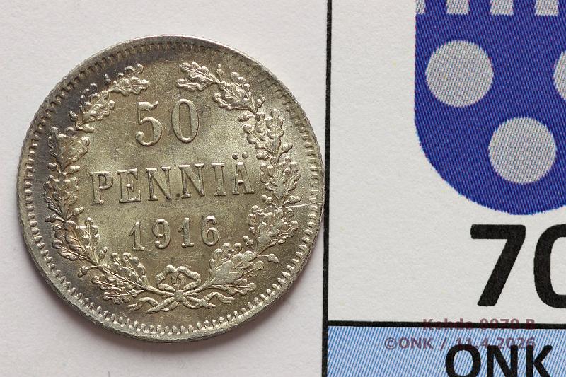 k-0070-b.jpg - Kohde 70 (kuva 2/3), l�ht�hinta: 50 &euro; / myyntihinta: 50 &euro; 50 p 1916 Ag, SNY 334.2,  kolmihampainen rataskuvio kotkan kaulassa , kunto: 8