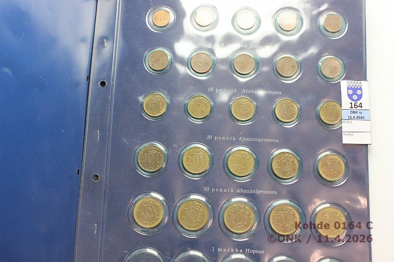 k-0164-c.jpg - Kohde 164 (kuva 3/3), l�ht�hinta: 15 &euro; / ei tarjouksia 1 p - 1 mk 1928-72 (107):   1 ,  5 ,  10  ja  20p  -63-72 (� 15);  50p  -63-72 (14);  1mk  -28-62 (33). Vanhoilla kansiolehdill�, osassa kansiohometta, mutta hyvi�kin mukana, kunto: 5-7, 9
