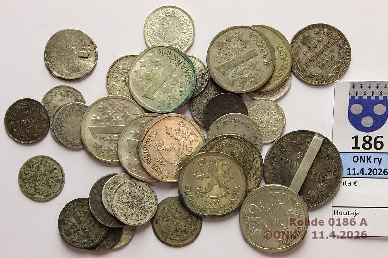 k-0186-a.jpg - Kohde 186, l�ht�hinta: 30 &euro; / myyntihinta: 70 &euro; Hopeaer� 1865-1968 (35):   Suomi   25p  1873, -08, -15, -16, -17II ja 6 ep�selv�� vl:a ja kaksi viallista;  50p  1872, -89, -92, -14, yksi koruksi muutettu;  1mk  1964(9);  2mk  1865 jossa juotettu korukiinnike.  Sveitsi �f  1945, -58(2).  Ven�j� 10k  1903, -10;  20k  1904, -09. Osassa vikoja, kunto: 2-9