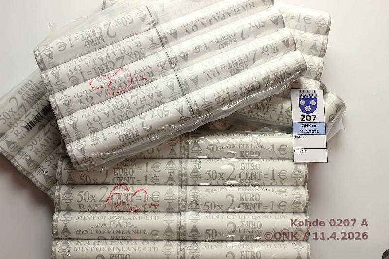 k-0207-a.jpg - Kohde 207 (kuva 1/3), l�ht�hinta: 110 &euro; / ei tarjouksia 2 s 2000-10 Avaamattomat vakuumit � 10 rll: -00, -03, -04, -05, -09(3), -10(2). Avattu vakuumi -00, kaikki rullat ehji�. Nimellisarvo 100?, kunto: 9