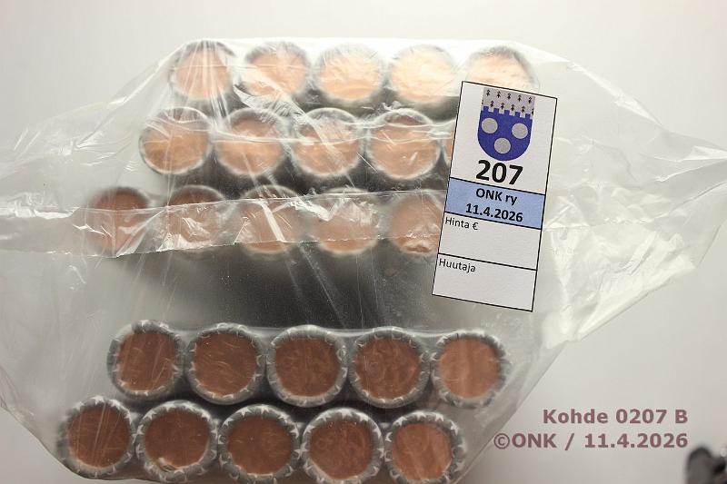 k-0207-b.jpg - Kohde 207 (kuva 2/3), l�ht�hinta: 110 &euro; / ei tarjouksia 2 s 2000-10 Avaamattomat vakuumit � 10 rll: -00, -03, -04, -05, -09(3), -10(2). Avattu vakuumi -00, kaikki rullat ehji�. Nimellisarvo 100?, kunto: 9