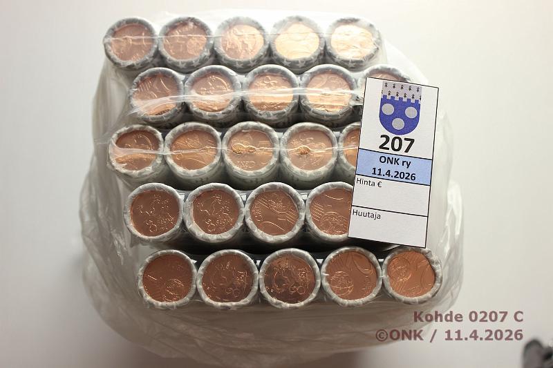 k-0207-c.jpg - Kohde 207 (kuva 3/3), l�ht�hinta: 110 &euro; / ei tarjouksia 2 s 2000-10 Avaamattomat vakuumit � 10 rll: -00, -03, -04, -05, -09(3), -10(2). Avattu vakuumi -00, kaikki rullat ehji�. Nimellisarvo 100?, kunto: 9