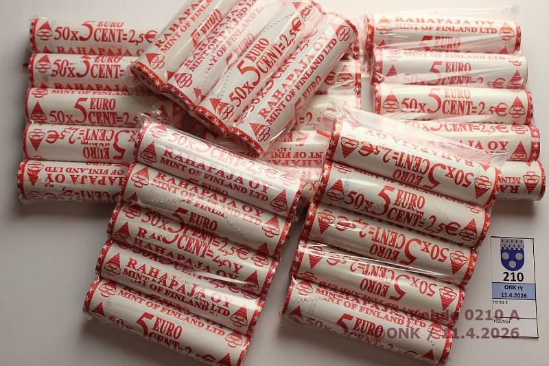 k-0210-a.jpg - Kohde 210, l�ht�hinta: 80 &euro; / myyntihinta: 80 &euro; 5 s 1999-2008 (29) Avaamattomat rullat: -99(2), -00(5), -01, -02(2), -03, -04, -05, -06(3), -07(8), -08(5). Vuosiluku n�kyy. Nimellisarvo 72,5?, kunto: 9