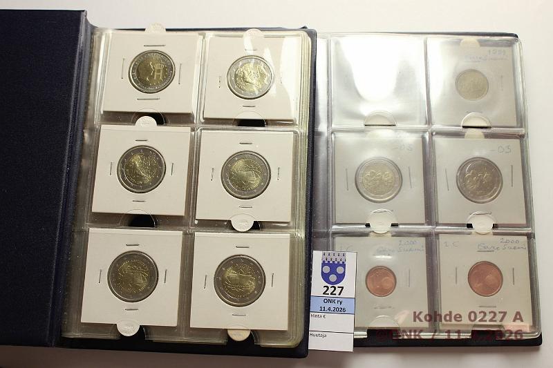 k-0227-a.jpg - Kohde 227 (kuva 1/2), l�ht�hinta: 25 &euro; / myyntihinta: 25 &euro; Suomi 1 s - 2 ? 1999-2007 (15+1):   1 + 2s  -00;  5s  -01;  10s  -99;  20s  -01;  50s  -99;  1?  -00;  2?  -99, -03(2).  2?  juhlarahat -05(2), -07 Rooman sopimus(3) + Luxemburg -04 Suurherttua. Kahdessa hyv�kuntoisessa Numis-kansiossa rahasilmiss�., kunto: 9